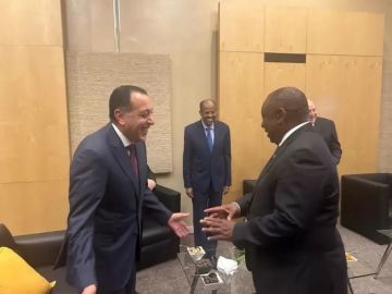 رئيس الوزراء يحضر عشاء عمل بتشريف رئيس جنوب أفريقيا للقادة الأفارقة المشاركين في قمة مجموعة العشرين (G20)