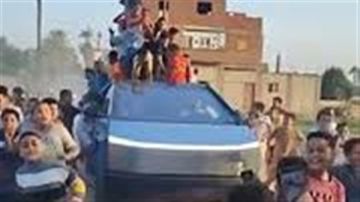 ظهر بسيارة تسلا.. مرشح برلماني في سوهاج يثير الجدل خلال جولاته الانتخابية (فيديو) ظهر بسيارة تسلا.. مرشح برلماني في سوهاج يثير الجدل خلال جولاته الانتخابية (فيديو)