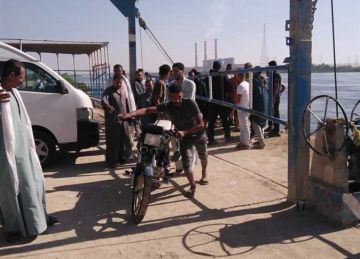 غرق 4 أشخاص وإصابة 2 إثر سقوط سيارة من أعلى معدية بقرية أشمنت ببني سويف (صور) غرق 4 أشخاص وإصابة 2 إثر سقوط سيارة من أعلى معدية بقرية أشمنت ببني سويف (صور)