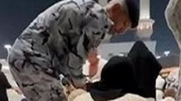 فيديو الاعتداء على معتمرين في الحرم المكي يثير غضبا واسعا