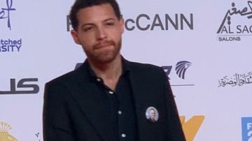 محمود حجازي في لفتة إنسانية يحمل صوره الموقعة للمصور الراحل ماجد هلال محمود حجازي في لفتة إنسانية يحمل صوره الموقعة للمصور الراحل ماجد هلال