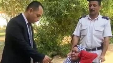 مشهد إنسانى فى أسوان.. قاض يساعد مسنة للإدلاء بصوتها فى انتخابات مجلس النواب