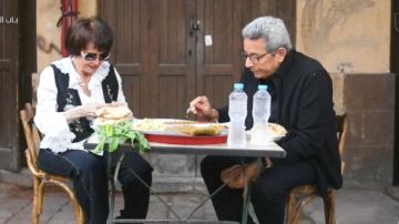 أكلوا فول وطعمية .. سميرة أحمد ومحمود سعد يجلسان على قهوة بباب الخلق أكلوا فول وطعمية .. سميرة أحمد ومحمود سعد يجلسان على قهوة بباب الخلق