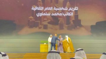 الشيخ سلطان القاسمي يتفقد جناح الهيئة المصرية العامة للكتاب ويكرم الكاتب محمد سلماوي شخصية العام الثقافية الشيخ سلطان القاسمي يتفقد جناح الهيئة المصرية العامة للكتاب ويكرم الكاتب محمد سلماوي شخصية العام الثقافية