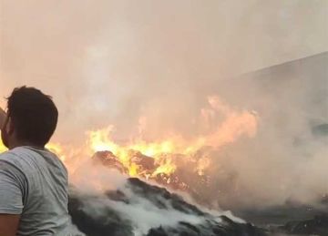 حريق هائل داخل شونة لتخزين الكتان بالغربية وجهود مكثفة للسيطرة عليه (صور)