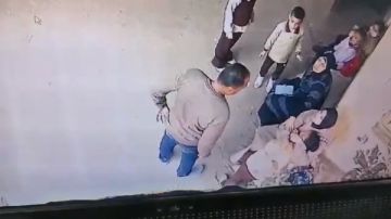 زوج يتعدى على زوجته وطفلهما فى مدرسة بالمحلة .. ما السبب؟ صور