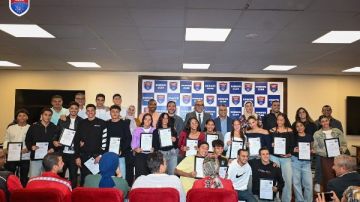 مجلس الزهور يكرم أبطال السباحة الطويلة بعد موسم ناجح توج بالمركز الثاني للدرع العام لبطولة الجمهورية مجلس الزهور يكرم أبطال السباحة الطويلة بعد موسم ناجح توج بالمركز الثاني للدرع العام لبطولة الجمهورية