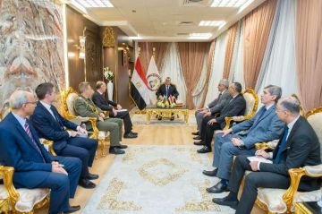 وزير الإنتاج الحربي يبحث استعدادات المعرض الدولي للصناعات الدفاعية EDEX 20 مع سفير بلغاريا بالقاهرة وزير الإنتاج الحربي يبحث استعدادات المعرض الدولي للصناعات الدفاعية EDEX 20 مع سفير بلغاريا بالقاهرة