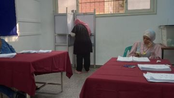 إقبال نسائي على مدرسة النصر سكول للتصويت في انتخابات النواب.. صور