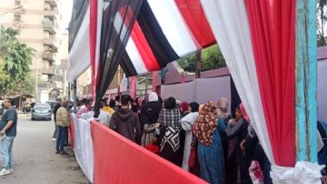 استقبال الناخبين في لجنة مدرسة محمد كريم بالبحر الأعظم في الجيزة استقبال الناخبين في لجنة مدرسة محمد كريم بالبحر الأعظم في الجيزة