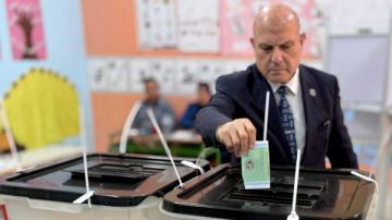 رئيس النيابة الإدارية يدلي بصوته في انتخابات النواب: مناخ ديمقراطي تسوده الشفافية والنزاهة.. صور