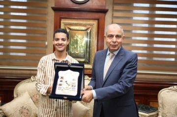 محافظ المنيا يكرم الفائز بالمركز السادس على الجمهورية بمسابقة تحدي القراءة محافظ المنيا يكرم الفائز بالمركز السادس على الجمهورية بمسابقة تحدي القراءة