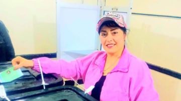 هند عاكف تدلى بصوتها فى الانتخابات البرلمانية بالمقطم .. صور