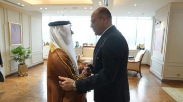 وزير العمل يبحث مع السفير الإماراتي تعزيز التعاون في مجالات التدريب وتنقل الأيدي العاملة