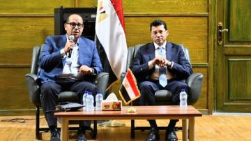 أشرف صبحي وإدريس وصلاح يناقشون خطط تطوير رياضة المصارعة