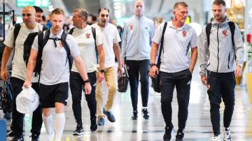 بعثة الأهلي في مطار القاهرة استعدادا للمشاركة في بطولة كأس السوبر.. شاهد بعثة الأهلي في مطار القاهرة استعدادا للمشاركة في بطولة كأس السوبر.. شاهد