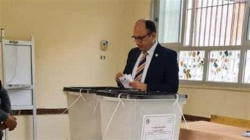 رئيس جامعة حلوان يدلي بصوته في انتخابات مجلس النواب