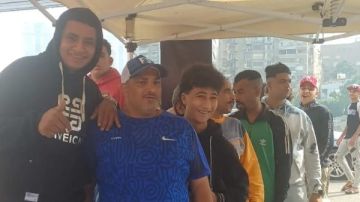 شباب إمبابة يتوافدون إلى لجنة مدرسة المنيرة الابتدائية للتصويت بانتخابات النواب شباب إمبابة يتوافدون إلى لجنة مدرسة المنيرة الابتدائية للتصويت بانتخابات النواب