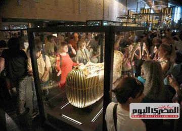 لحظة سحر بين زمنين في رحاب المتحف المصري الكبير (صور) لحظة سحر بين زمنين في رحاب المتحف المصري الكبير (صور)