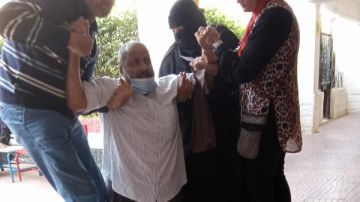 مسنون يضربون المثل فى الوطنية.. عم عبد الله يصر على التصويت رغم سقوطه