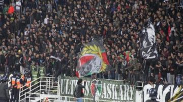 واقعة سابقة الأهلي تعرض لشغب جماهير الرجاء المغربي وعقوبات من الكاف