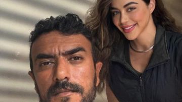 أحمد العوضي يشارك صورا من كواليس مسلسله علي كلاي 