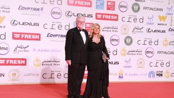 بدء توافد الفنانين إلى السجادة الحمراء لختام مهرجان القاهرة السينمائي