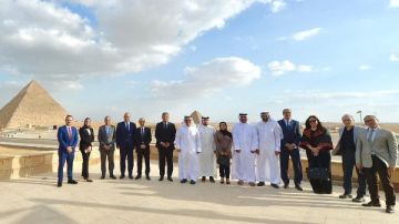 خالد عبد العزيز ووزير الإعلام البحريني في جولة بالأهرامات والمتحف المصري الكبير