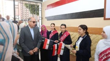 خلال تفقده لمدرسة بنى مزار الثانوية بنات.. محافظ المنيا يشيد بانضباط الطالبات وتميزهن الدراسى