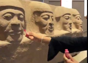  بيحطوا روج للتماثيل .. فتيات تثير الجدل خلال زيارتها للمتحف المصري الكبير (صور)