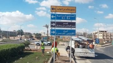 جهاز مدينة العاشر يعزز منظومة الطرق بتركيب لوحات إرشادية جديدة على المحاور الرئيسية