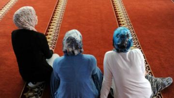 حكم خروج المرأة إلى المسجد متعطرة.. الإفتاء توضح أقوال الفقهاء حكم خروج المرأة إلى المسجد متعطرة.. الإفتاء توضح أقوال الفقهاء