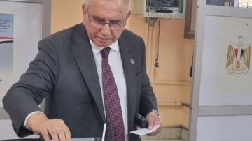 رئيس حزب الوفد يدلي بصوته في لجنة مدرسة بدر بالدقي رئيس حزب الوفد يدلي بصوته في لجنة مدرسة بدر بالدقي