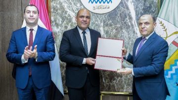 الأول بالتقييم الشهري.. محافظ كفر الشيخ يكرم رئيس مدينة دسوق صور