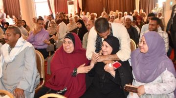 البكاء من الفرح يملأ القاعة.. فوز 444 شخصا في قرعة الحج بأسيوط