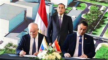 رئيس الوزراء يشهد توقيع أمر شراء الوقود النووي لمحطة الضبعة النووية