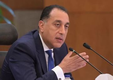 رئيس الوزراء يلتقي أعضاء اللجنة الاستشارية للشؤون السياسية لبحث عدد من الملفات