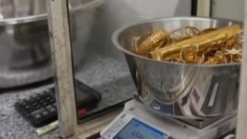 مدبولي يشاهد فيلما تسجيليا خلال تسليم النيابة العامة مضبوطات ذهبية للبنك المركزي