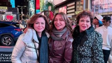 إلهام شاهين وليلى علوي ولبلبة في جولة بشوارع نيويورك ..شاهد