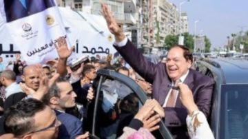 الجولة الانتخابية لمحمد أبو العينين في الجيزة تتحول إلى مظاهرة حب وسط إقبال جماهيري واسع