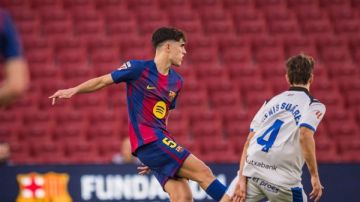 برشلونة يقلب الطاولة على ألافيس ويعتلي صدارة الدوري الإسباني بثلاثية في كامب نو