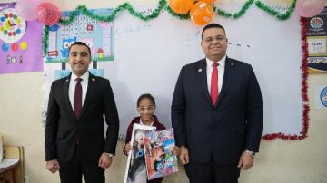 فريق النيابة يوزع حلوي وهدايا علي فصل التلميذة حور ضحية التنمر صور