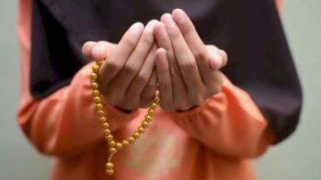 لا يرد وقد يستجاب فورا.. أمين الإفتاء يحذر من خطورة دعاء الأم على أبنائها لا يرد وقد يستجاب فورا.. أمين الإفتاء يحذر من خطورة دعاء الأم على أبنائها