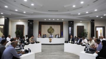 للعمل بروح الفريق الواحد ..محافظ أسوان يتابع استعدادات التعامل مع السيول