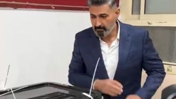 أول ظهور بعد أزمة تصريحاته بالجزائر.. ياسر جلال يدلي بصوته في انتخابات النواب