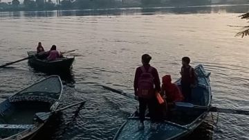 تلاميذ في سوهاج يذهبون للمدرسة بمراكب تقليدية والأهالي يستغيثون صور