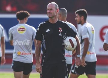 توروب يحاضر لاعبي الأهلي قبل خوض المران الأول بالإمارات استعدادًا للسوبر