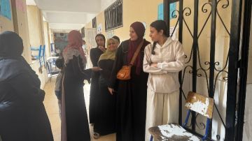 طوابير نسائية أمام لجان مجمع الملك فهد بمدينة نصر للإدلاء بأصواتهن.. صور