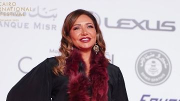 ليلى علوى تخطف الأنظار بإطلالتها على السجادة الحمراء