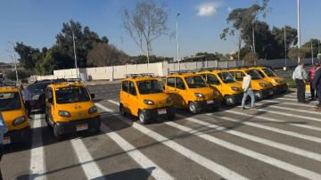 محافظة الجيزة تبدأ تسليم المركبات الجديدة بديل التوك توك .. صور